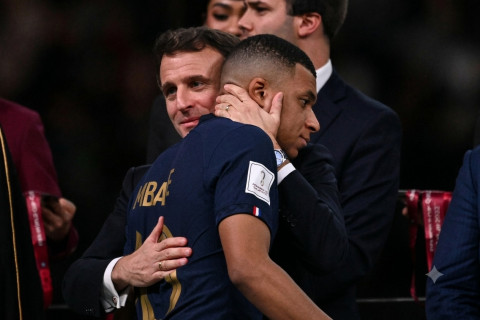 Emmanuel Macron dan Presiden FIFA Bela Kylian Mbappé usai Jadi Korban Komentar Rasis