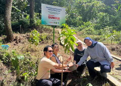 Dukung Pelestarian Lingkungan, Sharp Tanam 600 Pohon Rasamala di Pusat Suaka Satwa Elang Jawa