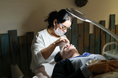 Facial Pakai DNA Salmon, Beneran Bikin Awet Muda atau Cuma FOMO?
