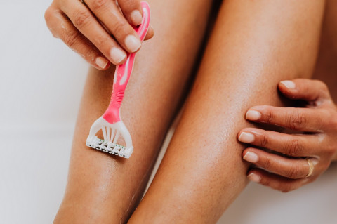 Bye Strawberry Skin! Begini Cara Cukur Kaki Supaya Mulus dan Bebas Iritasi