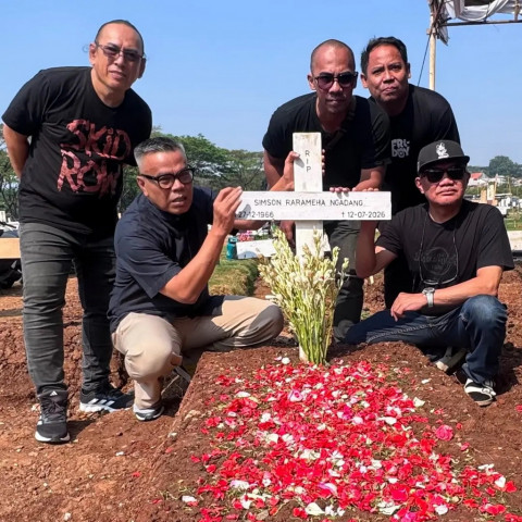 Air Mata Abdel Achrian Tumpah di Makam Temon: Maafin Gue, Mon!