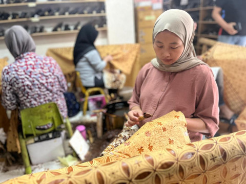 Tak Sekadar Belanja, Bandung Punya Cara Baru Menikmati Batik