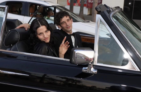Vokalis The 1975 Matty Healy Resmi Menikahi Gabbriette Bechtel