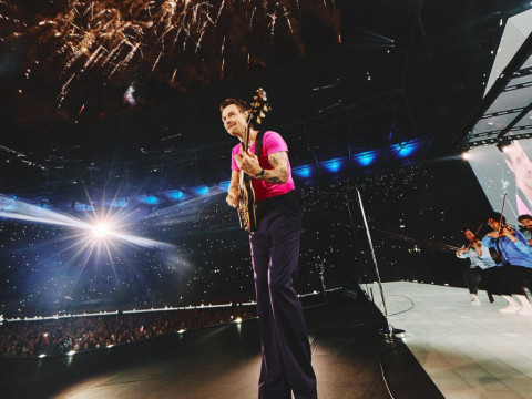 Harry Styles Tiba-tiba Batalkan Konser Karena Alasan Ini