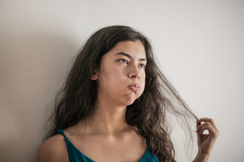 Rambut Frizzy Bikin Bad Mood? Cek Dulu Penyebab Utama Rambut Kering