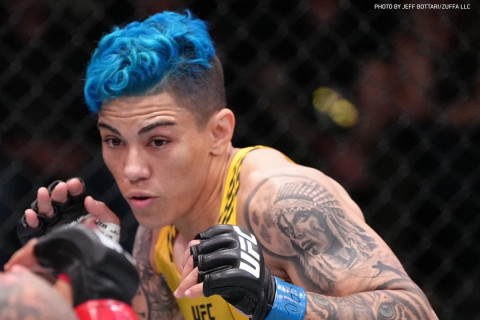Cedera Bahu, Mantan Juara UFC Jessica Andrade Banting Setir jadi Kurir