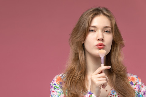 Biar Gak Kayak Anemia: Ini 4 Pilihan Lip Gloss Bening Gemes Mulai 30 Ribuan