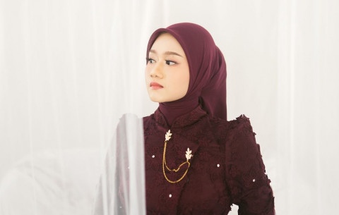 Kombinasi Maut Baju Maroon: 5 Warna Jilbab Ini Bikin Look Kamu Makin Kece