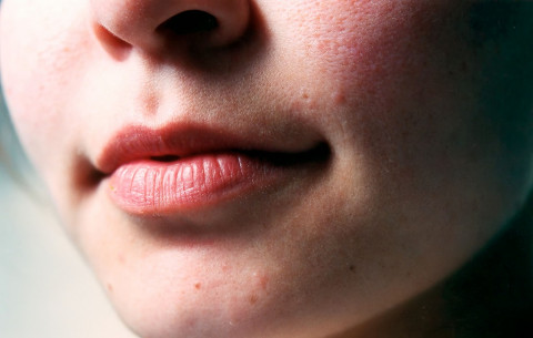 Bye-Bye Bibir Gelap! Trik Bikin Bibir Merona Natural Biar Makin Juicy!