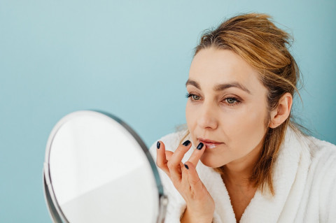 Bibir Pecah-Pecah Bikin Lipstik Cakey? Coba Trik Lip Care Simpel Ini!