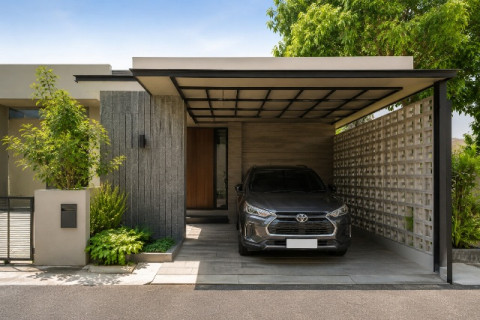 5 Model Carport dengan Dinding Roster yang Estetik dan Fungsional