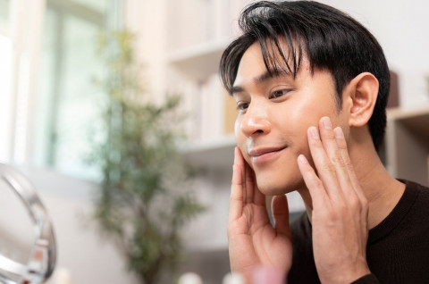 Gak Pakai Ribet! Urutan Skincare Pria Paling Simpel Biar Wajah Auto Fresh