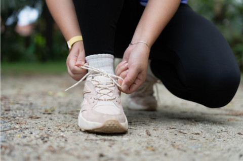 Stop Paksain Sepatu Biasa! Ini 4 Sepatu Running Khusus Kaki Datar Biar Gak Cedera
