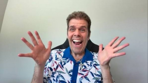 Wartawan Gosip Perez Hilton Siarkan Live Stream Penuh Darah, Polisi Turun Tangan