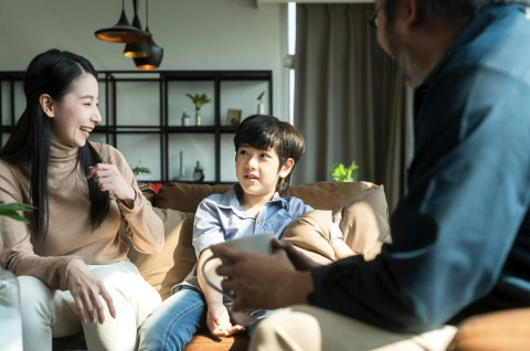 Stop Bentak Anak! Ini 5 Cara Positive Parenting agar Si Kecil Tumbuh Percaya Diri