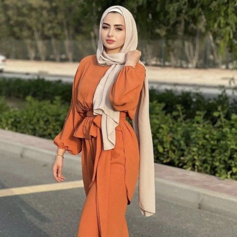 Baju Oranye Cocok dengan Jilbab Warna Apa? Ini 8 Kombinasi yang Auto Stylish