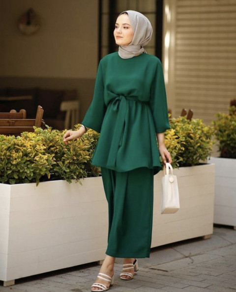 OOTD Hijau Botol Anti Gagal! Ini Rekomendasi Warna Hijab yang Pas