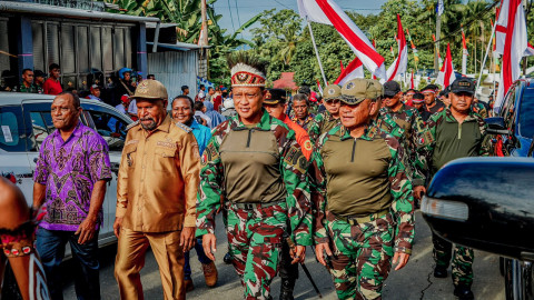 Semarak HUT RI: Kirab Merah Putih dan Bendera Raksasa Berkibar di Gunung Cycloop Papua
