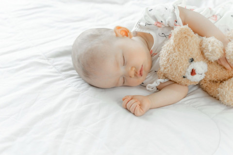 Bayi Sering Bangun Tengah Malam? Kenali Sleep Regression dan Red Flag-nya