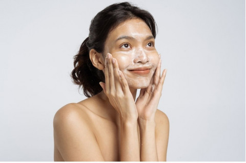 Cuci Muka Gak Pakai Ketarik! 5 Facial Wash Low pH Ini Murah tapi Gentle Banget