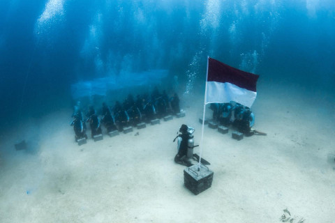 HUT RI ke-81, Merah Putih Berkibar 12 Meter di Bawah Laut Sulawesi Utara