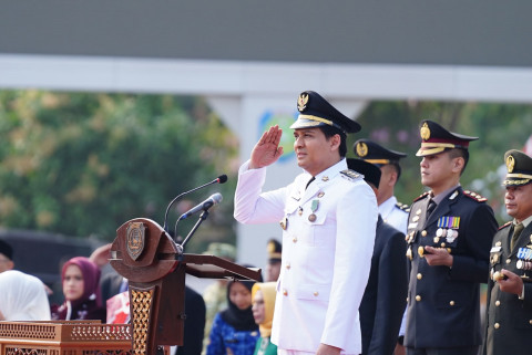 Lucky Hakim Nyaris Dipeluk Wanita Saat Upacara Kemerdekaan, Ternyata Diduga ODGJ