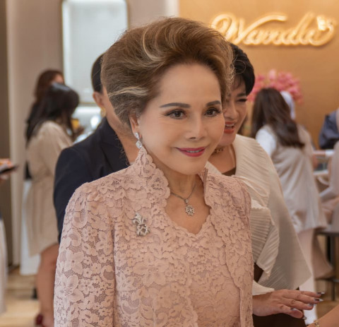 Ratna Sari Dewi Sukarno Tampil Awet Muda di Pembukaan Butik Perhiasan Indonesia