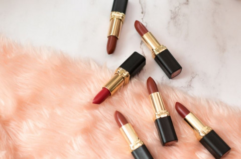 Bebas Repeat Apply! 4 Lipstik Make Over Terbaik Ini Tahan Lama & Gak Bikin Bibir Kering