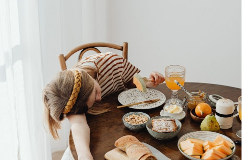 Stop Mid-Night Snacking Sembarangan! 5 Makanan Ini Bikin Perut Begah & Tidur Gak Nyenyak