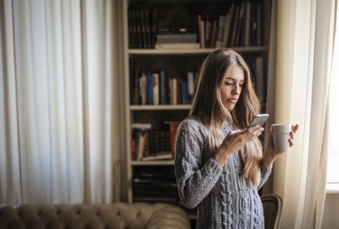5 Aplikasi Membaca Populer yang Bikin Baca Buku Makin Praktis