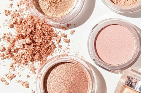 Biar Gak Dempul & Longsor! Bedak Padat vs Bedak Tabur: Mana yang Paling Cocok Buat Kulitmu?
