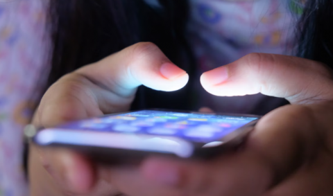 Kebiasaan Sederhana yang Bikin Baterai HP Lebih Awet, Jarang Disadari