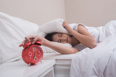 5 Benda di Dekat Kasur yang Bisa Mengganggu Tidur