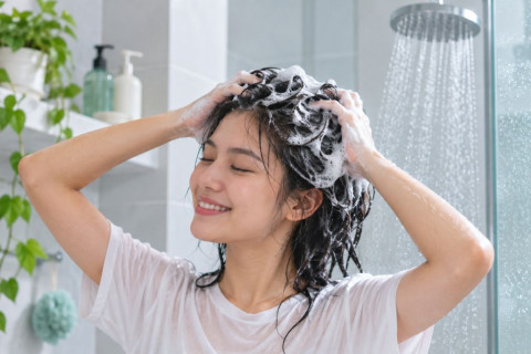 Kepala Suka Gerah? 5 Rekomendasi Shampoo dengan Sensasi Dingin Biar Makin Fresh