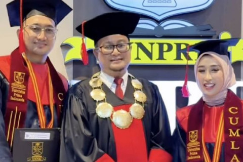 Wisuda Bareng Suami, Reza Gladys Kenang Momen Tegang saat Ujian Tesis