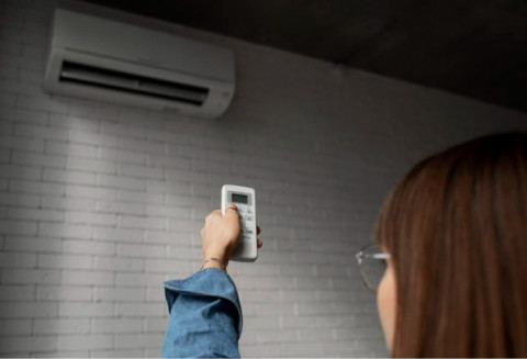Ruang Tamu Terasa Panas? Coba 8 Cara Ini Biar Hemat Tanpa AC