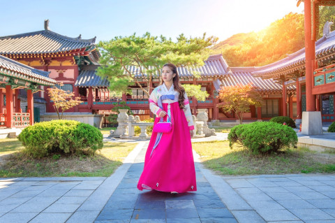 3 Berita Terpopuler Gaya: Hanbok Renaissance Hingga Rekomendasi Skin Tint