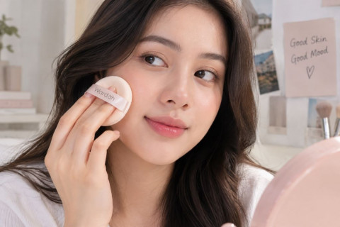 Biar Gak Kayak Tepung Beras! Bedak Tabur Wardah Ini Bikin Makeup Auto Natural