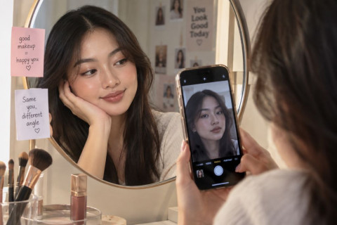 Efek Kamera HP Kejam Banget! Ini 5 Alasan Makeup Beda dari Cermin