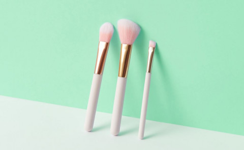 Dikit-dikit Muka Breakout? Bisa Jadi Kuas Makeup Kamu yang Lagi 'Menderita'