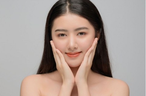 Gak Perlu Skincare Mahal! Ini Tips Wajah Glowing Pakai Bahan Alami