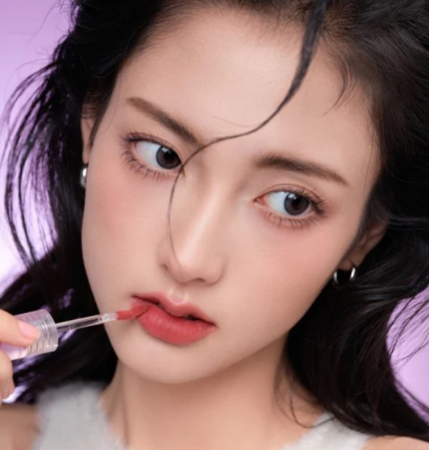Biar Bibir Gak Keliatan Sedih, Ini Rekomendasi Lip Velvet Bikin Auto Plush