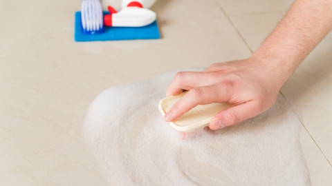 4 Produk Pembersih untuk Atasi Lantai Kamar Mandi yang Licin
