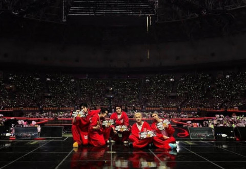 NCT 127 Tampil dengan Lima Member di Konser Pembuka THE REDLINE