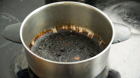 Jangan Cuma Digosok, Ini Cara Bersihkan Panci Gosong Pakai Bahan Rumahan