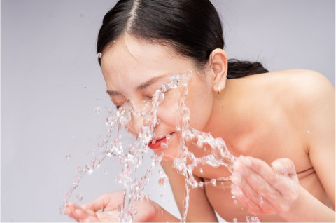 Stop Digosok! Begini 5 Cara Menghapus Makeup Tanpa Merusak Skin Barrier