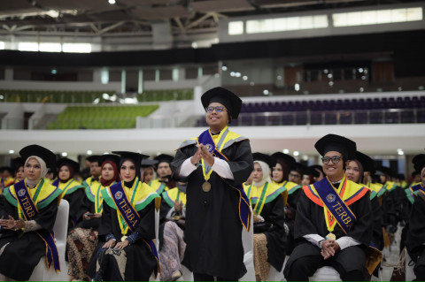 UMS Wisuda 2.259 Lulusan, Rektor: Ilmu Harus Berbuah Karya dan Manfaat