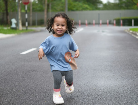Tanda Anak Perempuan Kamu Siap 'Level Up' Potty Training Malam