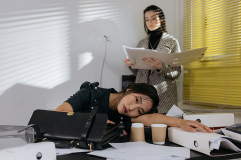 4 Tanda Burnout Menurut Psikolog, Sering Menunda hingga Sulit Tidur
