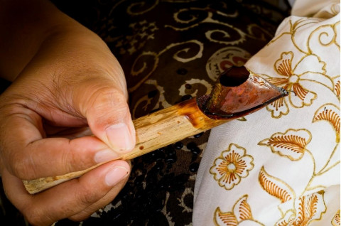 Beda Batik Klasik dan Modern, Mana yang Cocok untuk Daily Outfit?